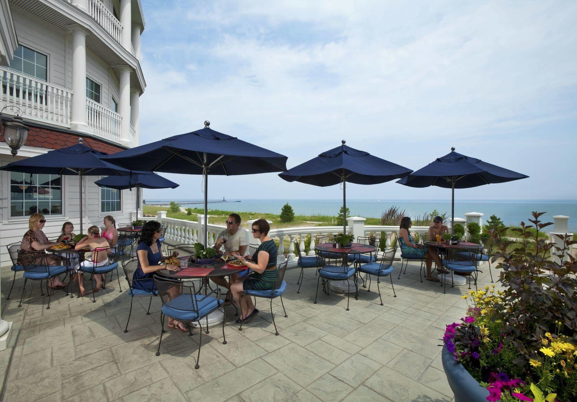 Blue Harbor Resort & Spa Шебойган Екстериор снимка